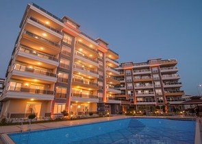 شقق ضمن مجمع سكني حديث في منطقة كاستل الراقية