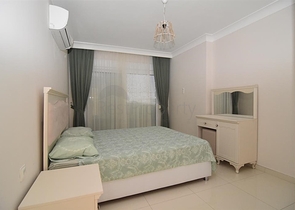 شقق ضمن مجمع سكني حديث في منطقة كاستل الراقية