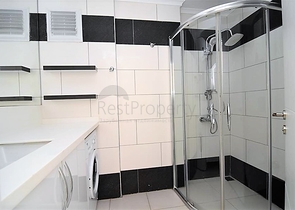 شقق ضمن مجمع سكني حديث في منطقة كاستل الراقية