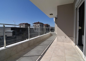 شقق ضمن مجمع سكني حديث في منطقة كاستل الراقية