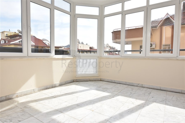 شقة سكنية واسعة بثلاث غرف نوم في مركز الانيا