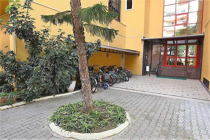 شقة سكنية واسعة بثلاث غرف نوم في مركز الانيا