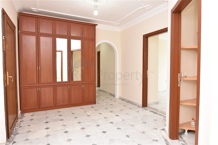 شقة سكنية واسعة بثلاث غرف نوم في مركز الانيا