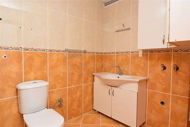 شقة سكنية واسعة بثلاث غرف نوم في مركز الانيا