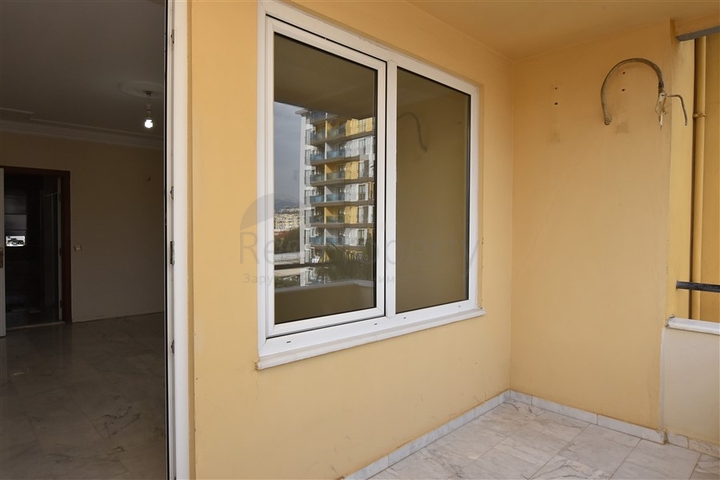 شقة سكنية واسعة بثلاث غرف نوم في مركز الانيا