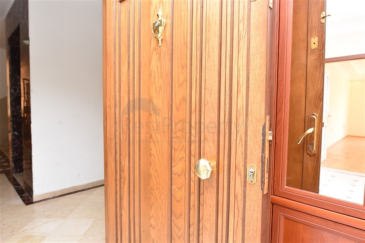 شقة سكنية واسعة بثلاث غرف نوم في مركز الانيا