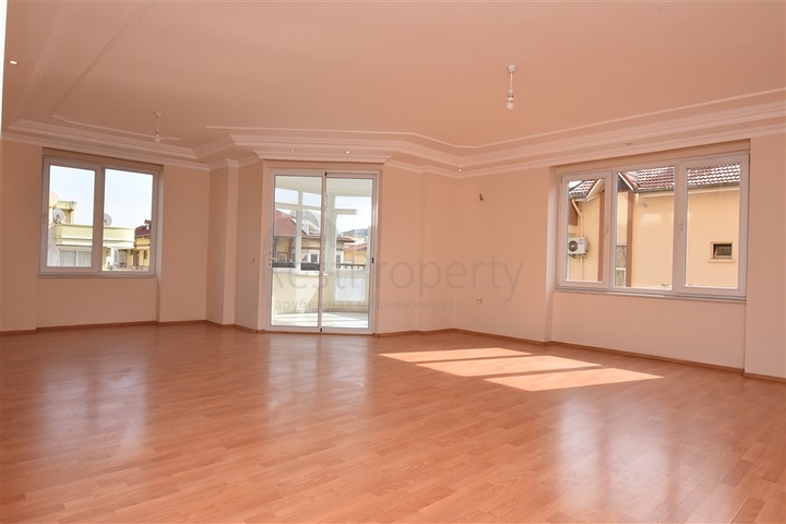 شقة سكنية واسعة بثلاث غرف نوم في مركز الانيا