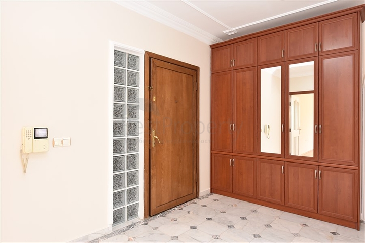 شقة سكنية واسعة بثلاث غرف نوم في مركز الانيا