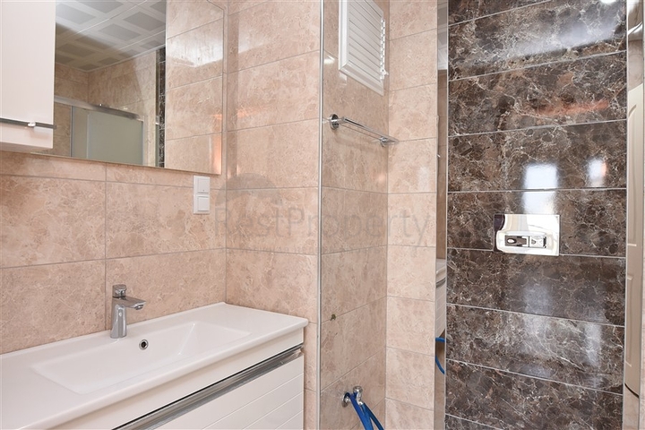 شقة سكنية واسعة بثلاث غرف نوم في مركز الانيا