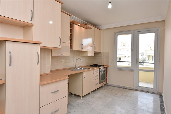 شقة سكنية واسعة بثلاث غرف نوم في مركز الانيا