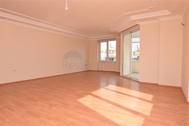 شقة سكنية واسعة بثلاث غرف نوم في مركز الانيا