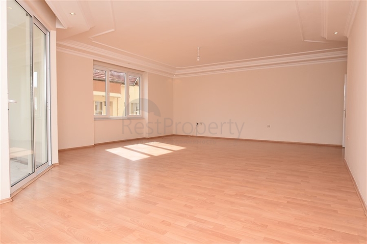 شقة سكنية واسعة بثلاث غرف نوم في مركز الانيا