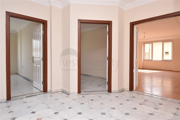 شقة سكنية واسعة بثلاث غرف نوم في مركز الانيا