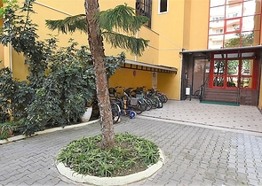 شقة سكنية واسعة بثلاث غرف نوم في مركز الانيا