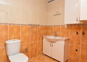 شقة سكنية واسعة بثلاث غرف نوم في مركز الانيا