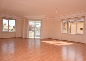 شقة سكنية واسعة بثلاث غرف نوم في مركز الانيا