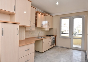 شقة سكنية واسعة بثلاث غرف نوم في مركز الانيا