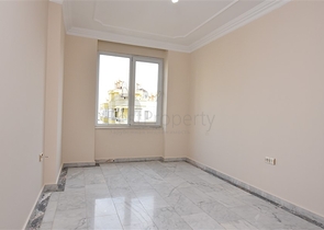 شقة سكنية واسعة بثلاث غرف نوم في مركز الانيا