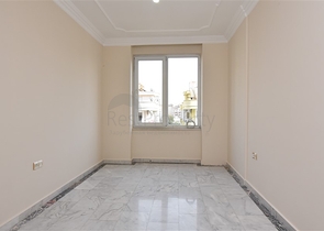 شقة سكنية واسعة بثلاث غرف نوم في مركز الانيا