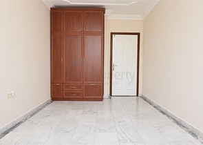 شقة سكنية واسعة بثلاث غرف نوم في مركز الانيا