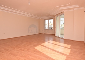 شقة سكنية واسعة بثلاث غرف نوم في مركز الانيا