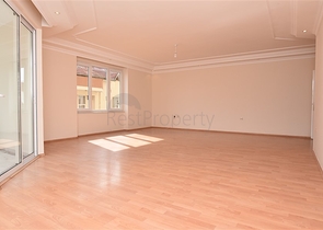 شقة سكنية واسعة بثلاث غرف نوم في مركز الانيا