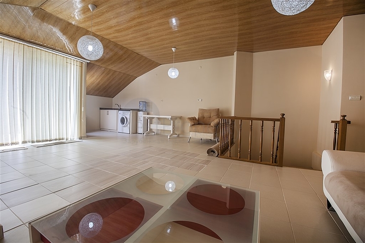 شقة دوبلكس مؤثثة من نوع 3 غرف وصالة 