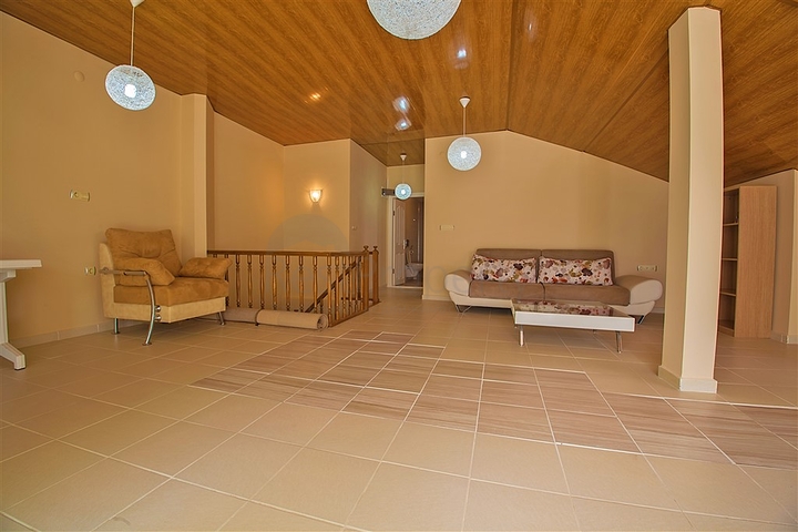 شقة دوبلكس مؤثثة من نوع 3 غرف وصالة 