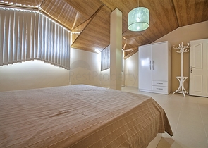 شقة دوبلكس مؤثثة من نوع 3 غرف وصالة 