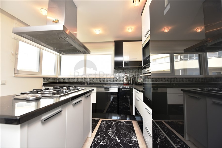 اطلالة بحر وقلعة - بنتهاوس واسعة ضمن مجمع فاخر في الانيا 