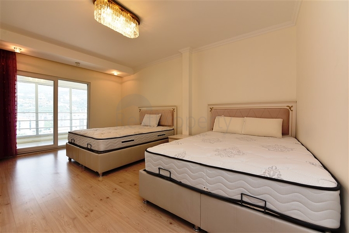 اطلالة بحر وقلعة - بنتهاوس واسعة ضمن مجمع فاخر في الانيا 