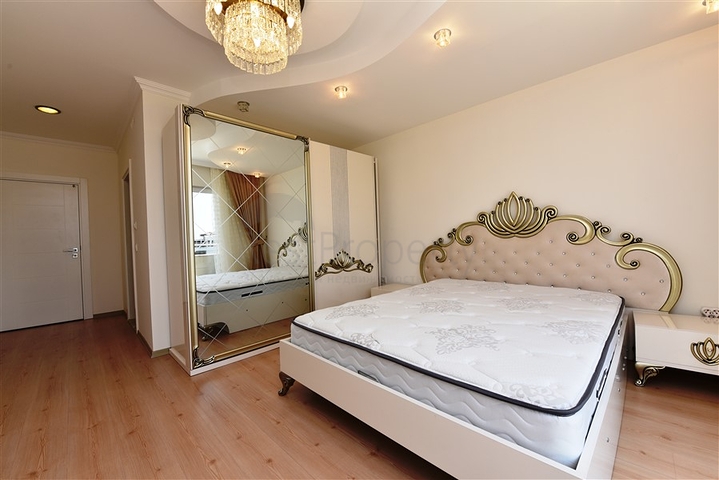 اطلالة بحر وقلعة - بنتهاوس واسعة ضمن مجمع فاخر في الانيا 