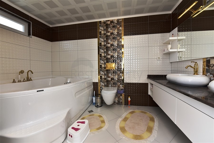 اطلالة بحر وقلعة - بنتهاوس واسعة ضمن مجمع فاخر في الانيا 