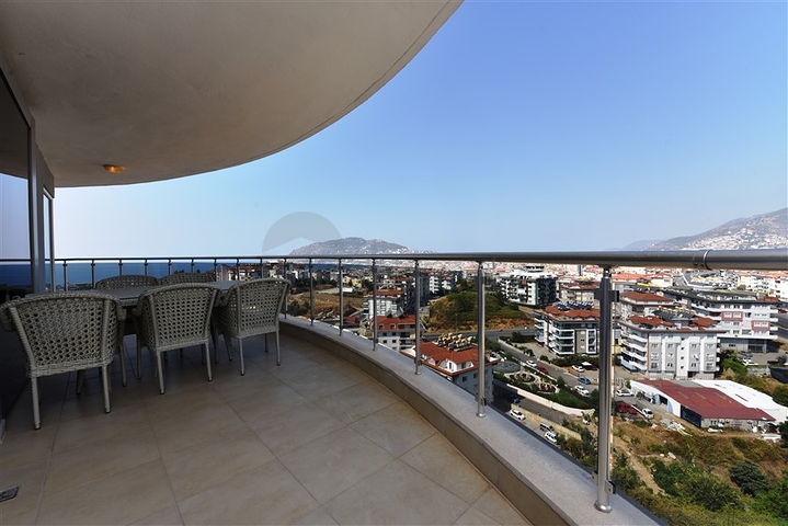 اطلالة بحر وقلعة - بنتهاوس واسعة ضمن مجمع فاخر في الانيا 