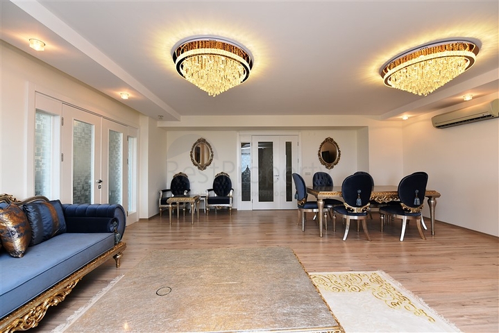 اطلالة بحر وقلعة - بنتهاوس واسعة ضمن مجمع فاخر في الانيا 