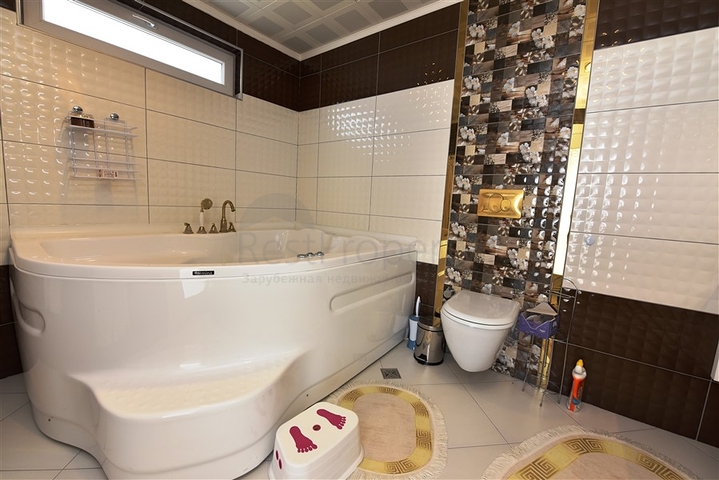 اطلالة بحر وقلعة - بنتهاوس واسعة ضمن مجمع فاخر في الانيا 