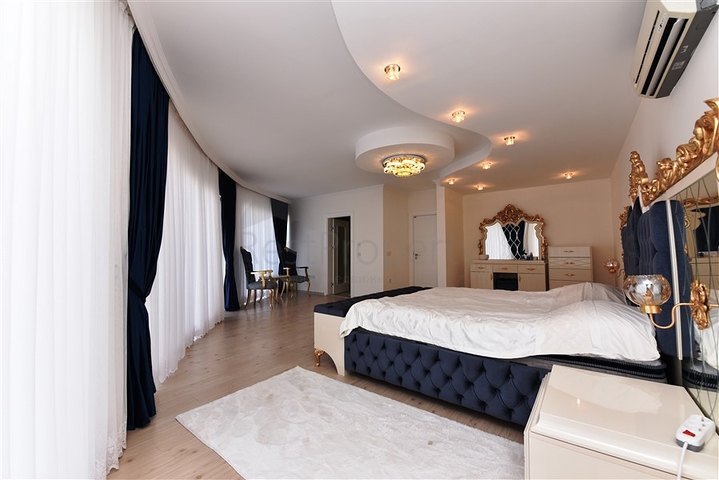 اطلالة بحر وقلعة - بنتهاوس واسعة ضمن مجمع فاخر في الانيا 