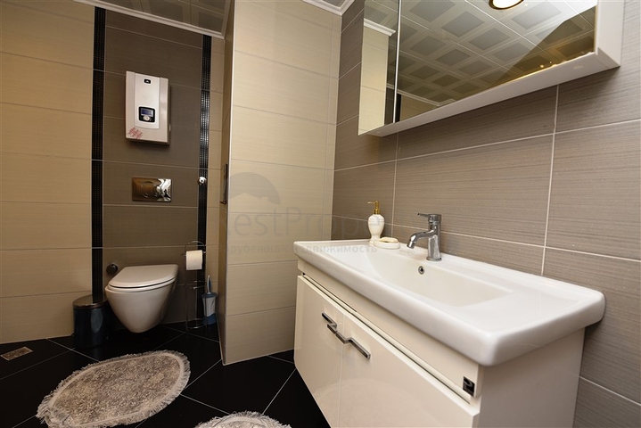 اطلالة بحر وقلعة - بنتهاوس واسعة ضمن مجمع فاخر في الانيا 