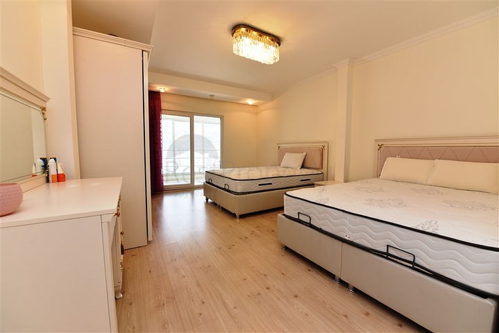 اطلالة بحر وقلعة - بنتهاوس واسعة ضمن مجمع فاخر في الانيا 