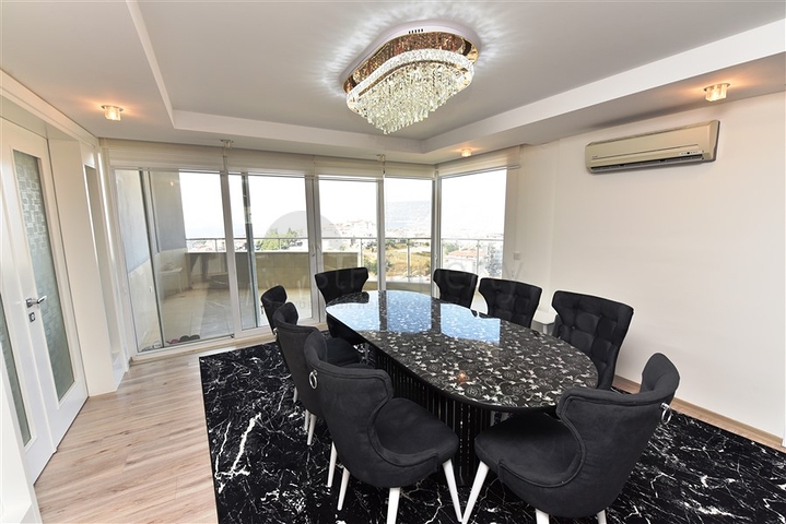 اطلالة بحر وقلعة - بنتهاوس واسعة ضمن مجمع فاخر في الانيا 