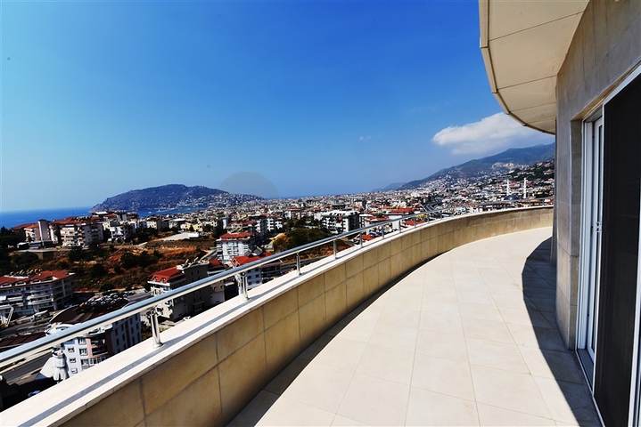 اطلالة بحر وقلعة - بنتهاوس واسعة ضمن مجمع فاخر في الانيا 