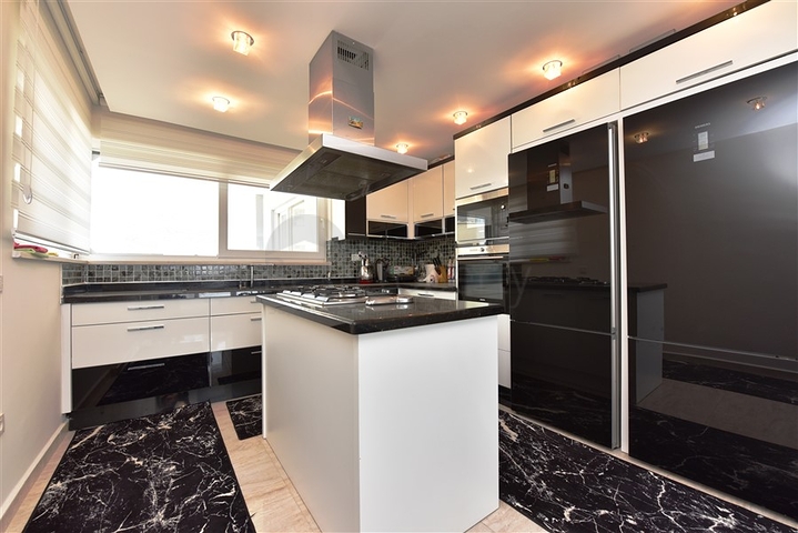 اطلالة بحر وقلعة - بنتهاوس واسعة ضمن مجمع فاخر في الانيا 