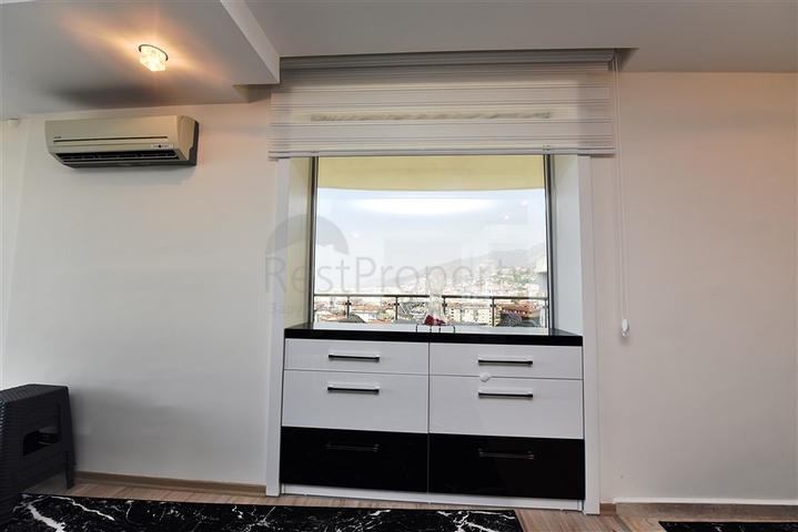 اطلالة بحر وقلعة - بنتهاوس واسعة ضمن مجمع فاخر في الانيا 