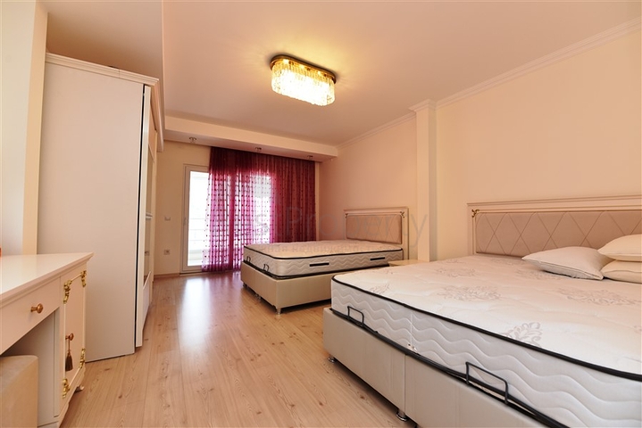 اطلالة بحر وقلعة - بنتهاوس واسعة ضمن مجمع فاخر في الانيا 