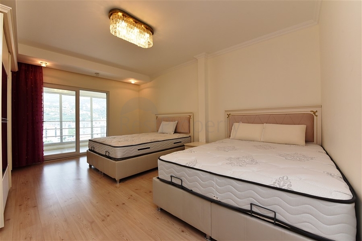 اطلالة بحر وقلعة - بنتهاوس واسعة ضمن مجمع فاخر في الانيا 