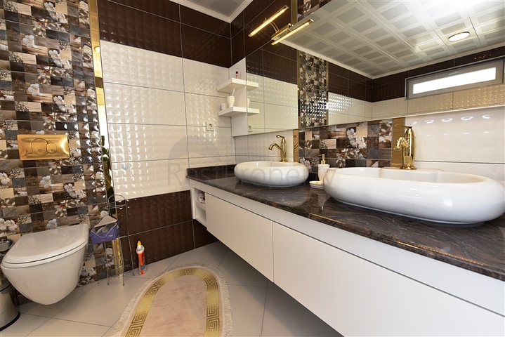 اطلالة بحر وقلعة - بنتهاوس واسعة ضمن مجمع فاخر في الانيا 