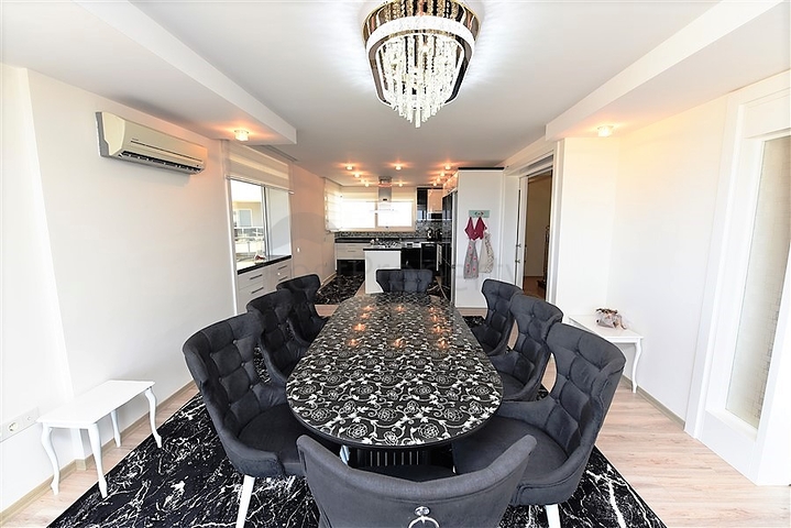 اطلالة بحر وقلعة - بنتهاوس واسعة ضمن مجمع فاخر في الانيا 