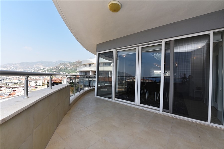 اطلالة بحر وقلعة - بنتهاوس واسعة ضمن مجمع فاخر في الانيا 