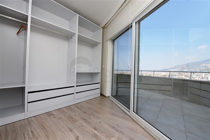 اطلالة بحر وقلعة - بنتهاوس واسعة ضمن مجمع فاخر في الانيا 