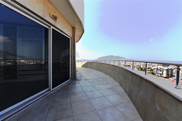 اطلالة بحر وقلعة - بنتهاوس واسعة ضمن مجمع فاخر في الانيا 